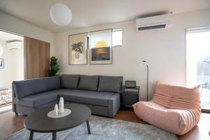 Bright 4BR Home in Ozu Sleeps 11 by Restavio