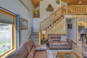 5 Miles from Mt- Rushmore with private hot tub