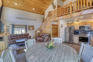 5 Miles from Mt- Rushmore with private hot tub