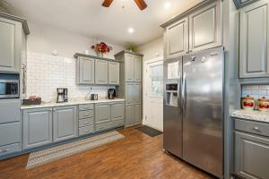 Louisville Retreat with Firepit - Fenced Yard - Grill - Family Friendly