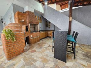 Casa Brisa do Centro Caraguá - espaçosa 500m2- 4 Quartos- piscina privativa -churrasqueira-forno de pizza