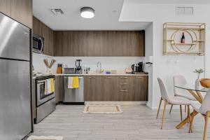 Downtown Miami 2BR Skyline Bay View Balcony Corner Suite LuxePad