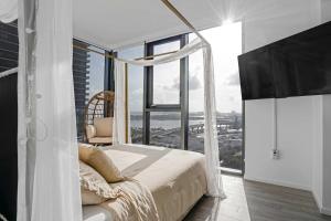 Downtown Miami 2BR Skyline Bay View Balcony Corner Suite LuxePad