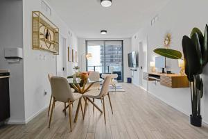 Downtown Miami 2BR Skyline Bay View Balcony Corner Suite LuxePad