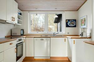 Nature-Immersed Cottage By Camønoen On Møn