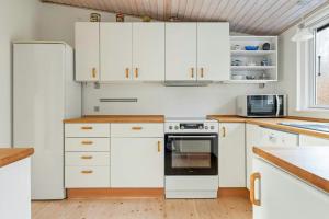 Nature-Immersed Cottage By Camønoen On Møn