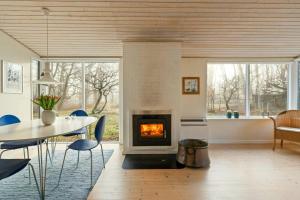 Nature-Immersed Cottage By Camønoen On Møn