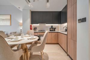 Free housekeeping visits during your stay StayShort Chic 1 Bedroom Unit in Dubai Marina that Sleeps 4