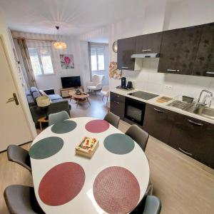gîte 65 m2 200 m gare t-g-v et fac 400 m centre-ville grand parking 250 places gratuit face au logement