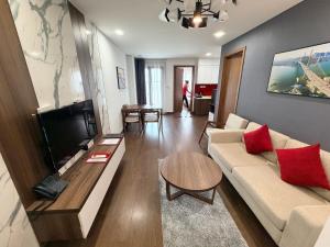 Ha Long 2BR Apartment - Spacious & Modern - Near Center