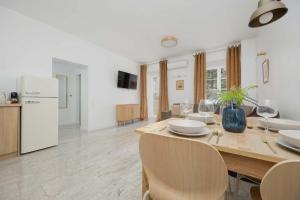 Old Town Secret Garden Apartment by Noclegi Renters