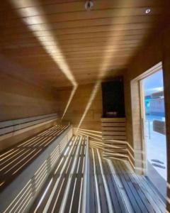 Hanza Tower WHITE 24 SPA Pool & Jacuzzi & Sauna