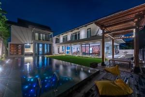 Villa Mewah Daya Tampung Banyak dengan Pemandangan Golf Course di Sentul Bogor