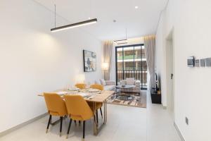 Free housekeeping visits during your stay - StayShort - JVC 2BR that sleeps 3 with a Tennis Court