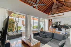 Luxury villa in Sanur 400m ocean, best caffes near