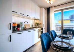 Luxury Apt w private parking, king bed, balcony