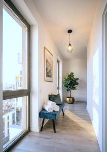 Luxury Apt w private parking, king bed, balcony