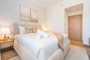 Luxury 2 Bedroom Poolside Haven in Dubai Creek Harbour