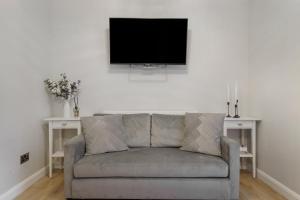 Milton Keynes 3BR, Stylish Home, Sleeps 5, Families Stays, Parking , Fast WiFi