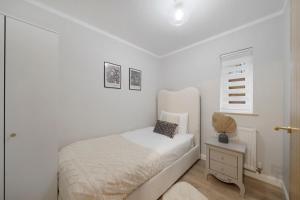 Milton Keynes 3BR, Stylish Home, Sleeps 5, Families Stays, Parking , Free WiFi