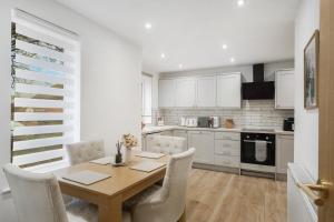 Milton Keynes 3BR, Stylish Home, Sleeps 5, Families Stays, Parking , Free WiFi