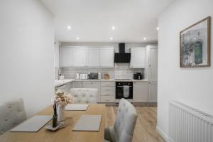 Milton Keynes 3BR, Stylish Home, Sleeps 5, Families Stays, Parking , Fast WiFi