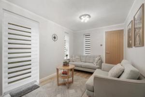 Milton Keynes 3BR, Stylish Home, Sleeps 5, Families Stays, Parking , Free WiFi