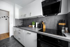 STAYTONA Apt with AC & Balcony, WiFi & Workspace near Frankfurt