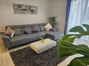 Luxury Spacious Quill KLCC Infinity Pool LRT Mall Fast Wifi 2Bed6Pax