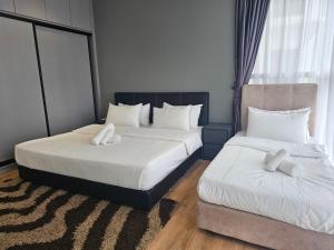 Luxury Spacious Quill KLCC Infinity Pool LRT Mall Fast Wifi 2Bed6Pax