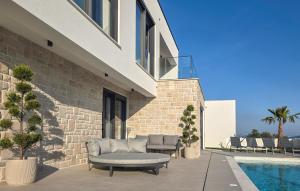 Stunning Home In Seget Donji