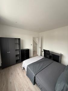 Bright, Stlyish and Spacious Double Bedroom, Near Wembley Stadium, Gladstone Park, Hampstead Heath, Brent Cross Shopping Centre