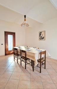 HolidHome - Casa Alluma - Fascino dEpoca a due passi dal Castello, casa ampia per famiglie e gruppi