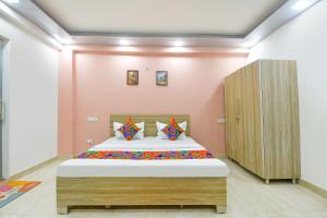FabHotel White House Residency