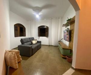 Casa espaçosa inteira com três quartos, a poucos minutos do centro e da orla norte