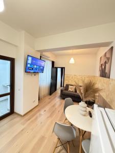 DownTown Stay Lazar by Glam Apartments - Parking Option