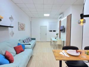 Centro Living 2 Bedroom apartment in the center of Torremolinos by NAMASTE ELITE