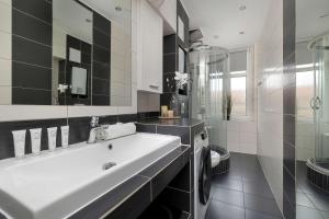 Przestronny Apartament z Balkonem i Przestrzenią Do Pracy Zdalnej by Noclegi Renters