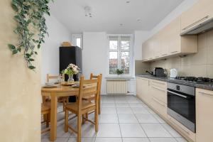 Przestronny Apartament z Balkonem i Przestrzenią Do Pracy Zdalnej by Noclegi Renters