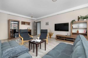 Przestronny Apartament z Balkonem i Przestrzenią Do Pracy Zdalnej by Noclegi Renters