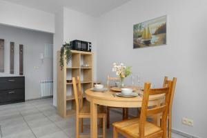 Przestronny Apartament z Balkonem i Przestrzenią Do Pracy Zdalnej by Noclegi Renters