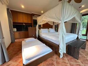 Large Villa on golf course, gym, pool