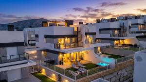 Stunning House, 3BR, HOT TUB, WIFI, Parking