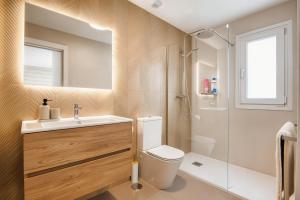 Stunning House, 3BR, HOT TUB, WIFI, Parking