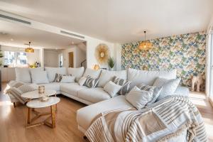 Stunning House, 3BR, HOT TUB, WIFI, Parking