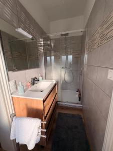 Large house - 6 bedrooms - Garden and parking