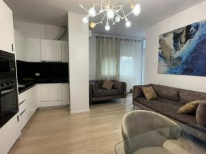 Cozy Family Apartment Near Pazari i Ri 2-bedroom StayIn