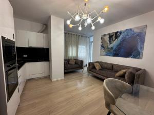Cozy Family Apartment Near Pazari i Ri 2-bedroom StayIn