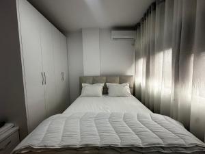 Cozy Family Apartment Near Pazari i Ri 2-bedroom StayIn