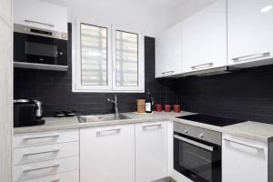 Tropicana Beachside Stay in Vouliagmeni